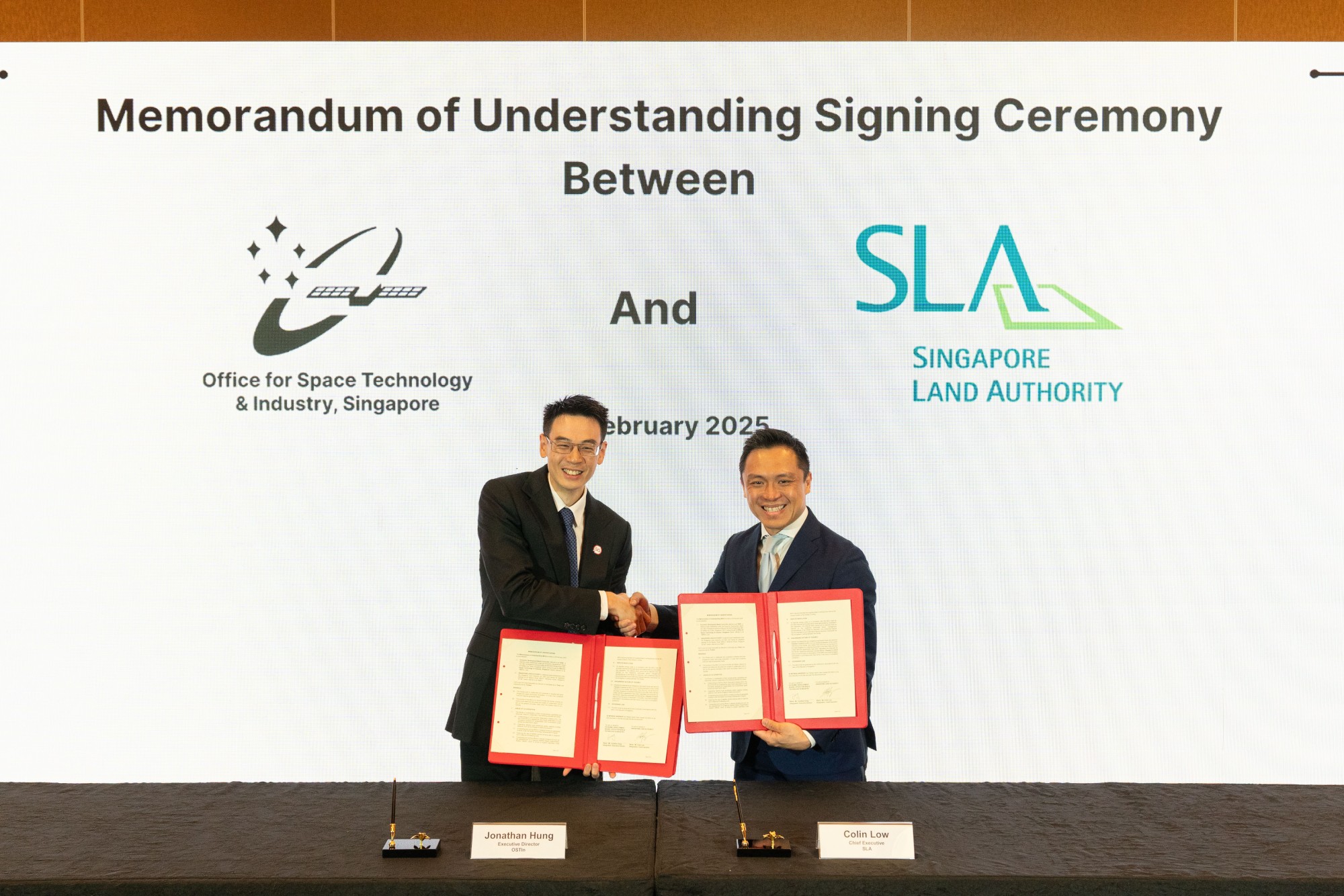 Mr Colin Low, Chief Executive, SLA (right), and Mr Jonathan Hung, Executive Director, OSTIn (left), signed a Memorandum